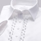 Biała bluzka z perłami wzdłuż plisy