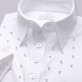 Biała bluzka z perłowymi zdobieniami