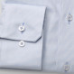 Biała taliowana koszula w błękitny wzór