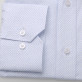 Klasyczna biała koszula w błękitny wzór