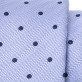 Wąski błękitny krawat w granatowe kropki