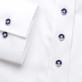 Biała bluzka z granatowymi guzikami i kontrastami