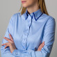 Błękitna bluzka z kontrastami