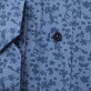 Niebieska taliowana koszula w kwieciste wzory