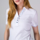 Biała koszulka polo z kontrastami w chabry