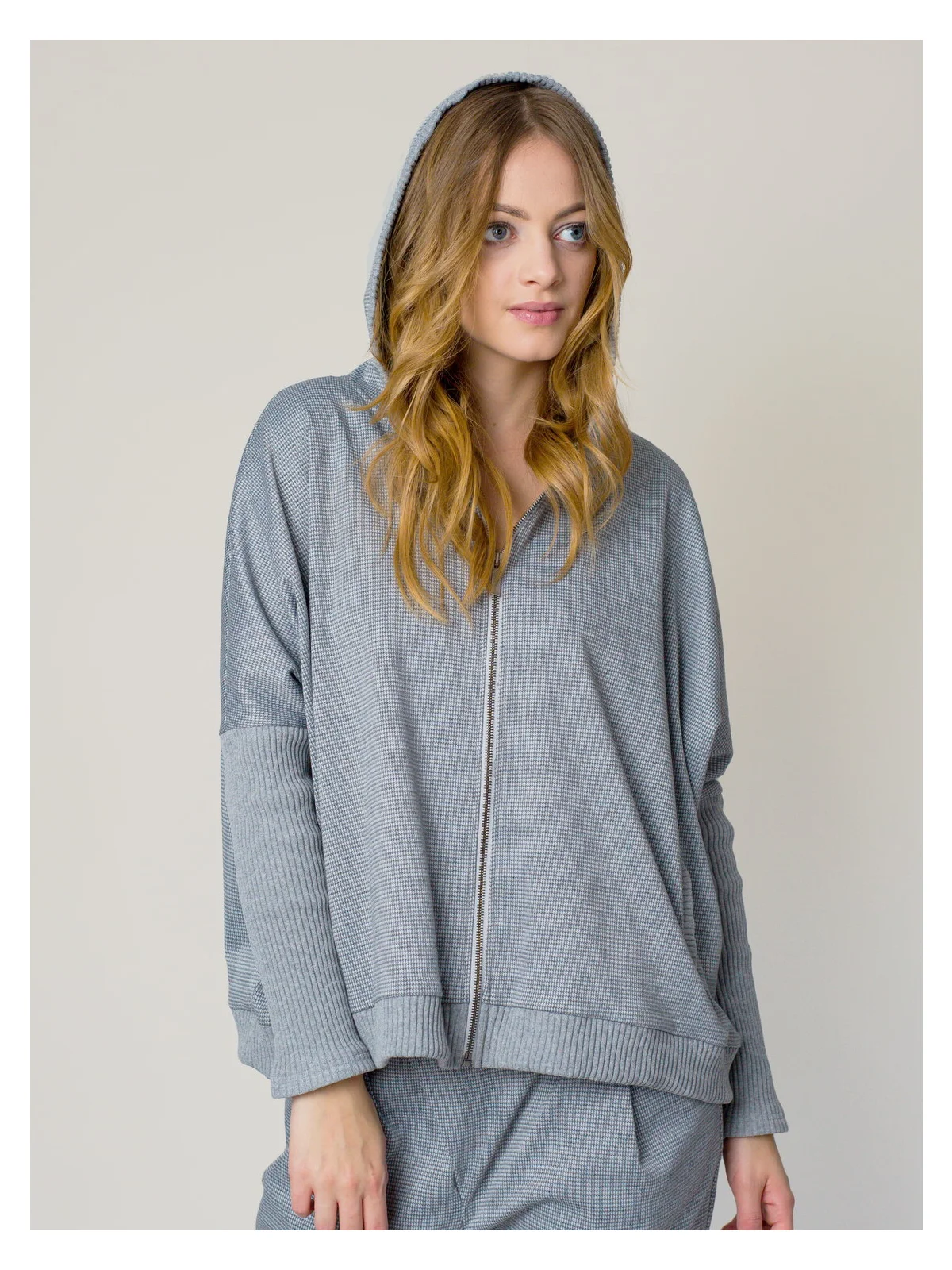 Sportowa bluza z kapturem