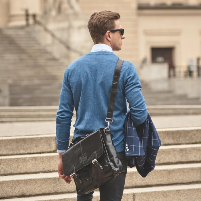 Czarna skórzana torba na ramię