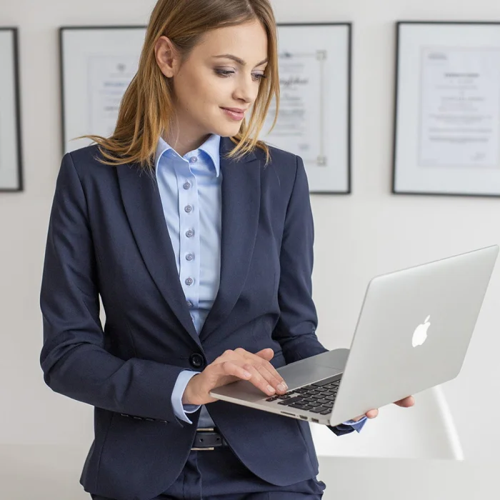 Granatowa marynarka damska