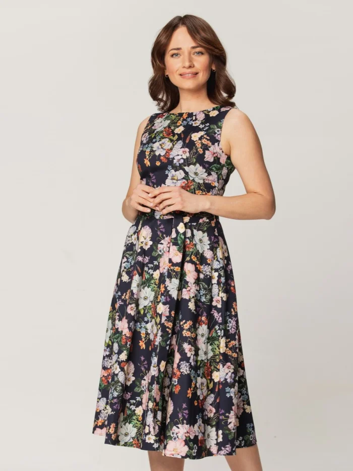 Granatowa sukienka w kwiaty