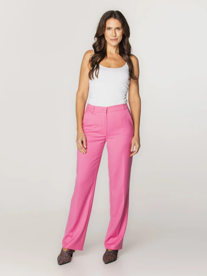 Różowe spodnie garniturowe