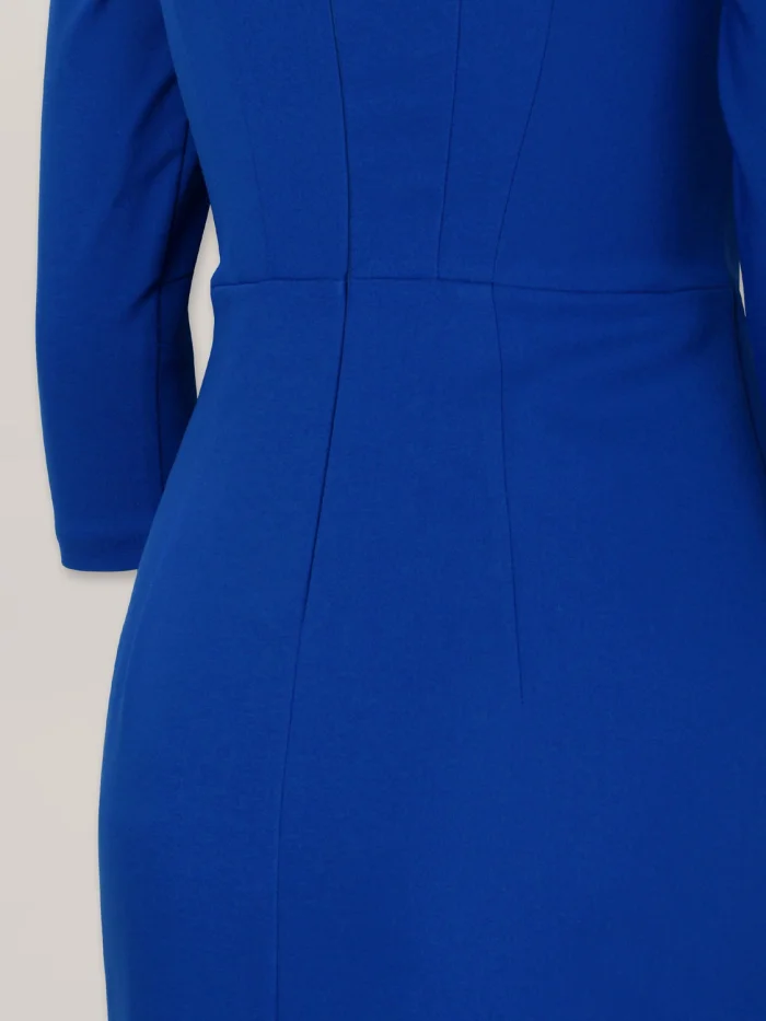 Elegancka niebieska sukienka