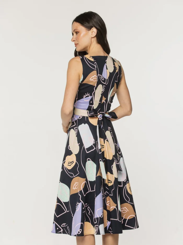 Sukienka w kontrastowe wzory