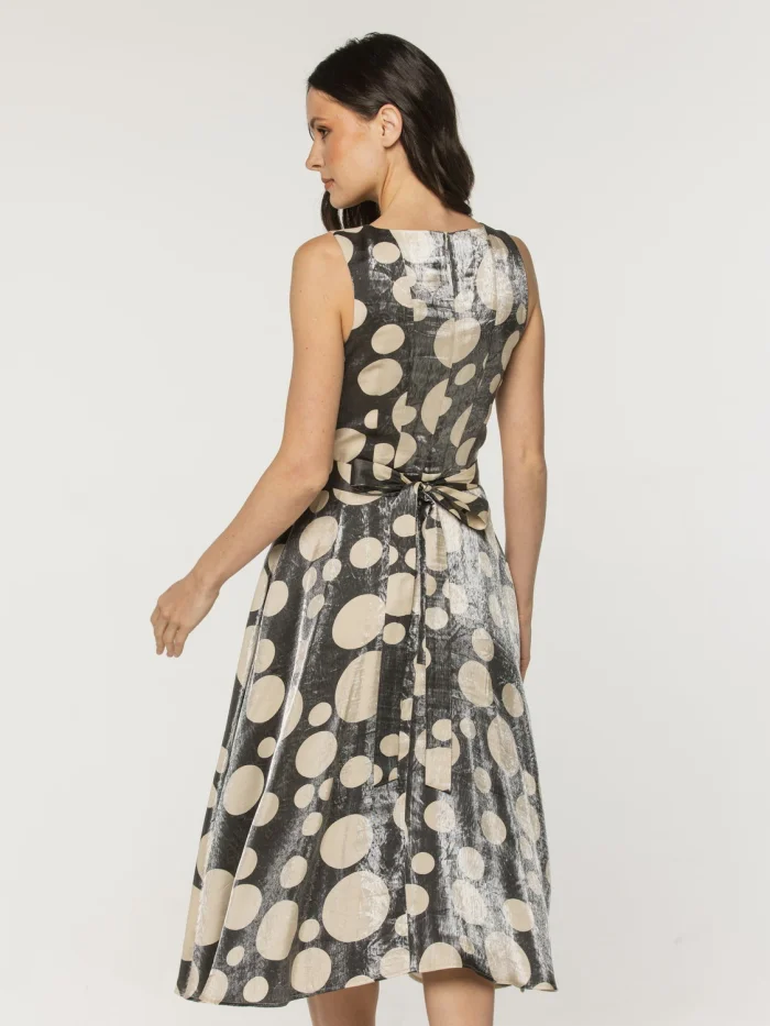 Sukienka w kontrastowe grochy