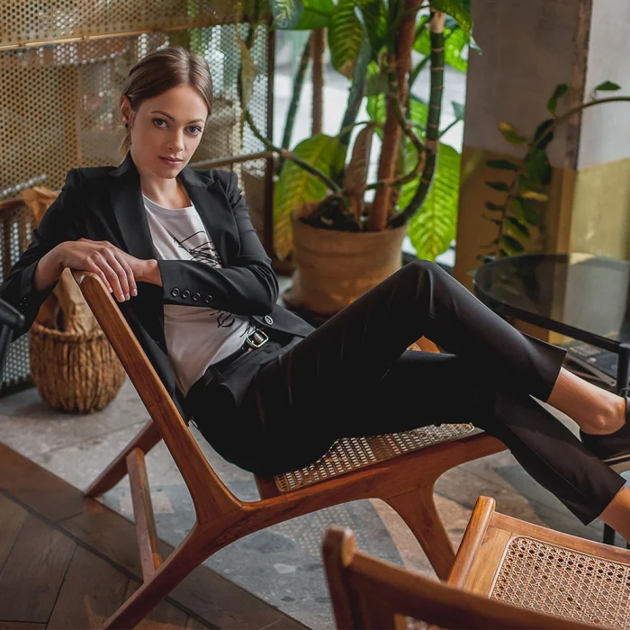 Czarna marynarka damska