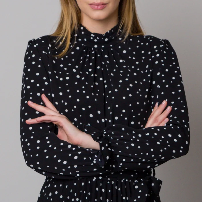 Sukienka ze stójką i plisowaniem