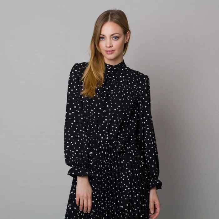 Sukienka ze stójką i plisowaniem