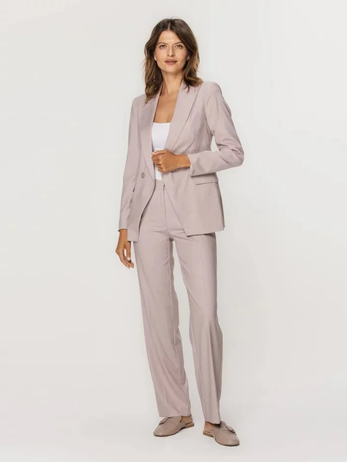 Jasnoróżowy garnitur damski