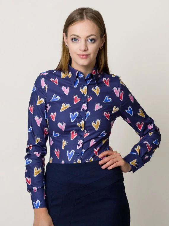 niebieska koszula w serca na prezent