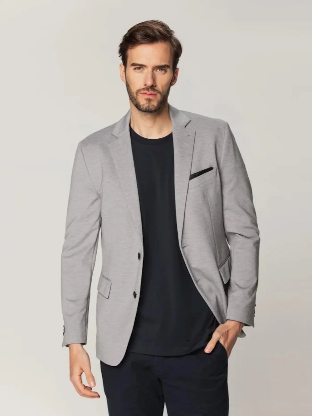 jasnoszara marynarka w lekko sportowym wydaniu