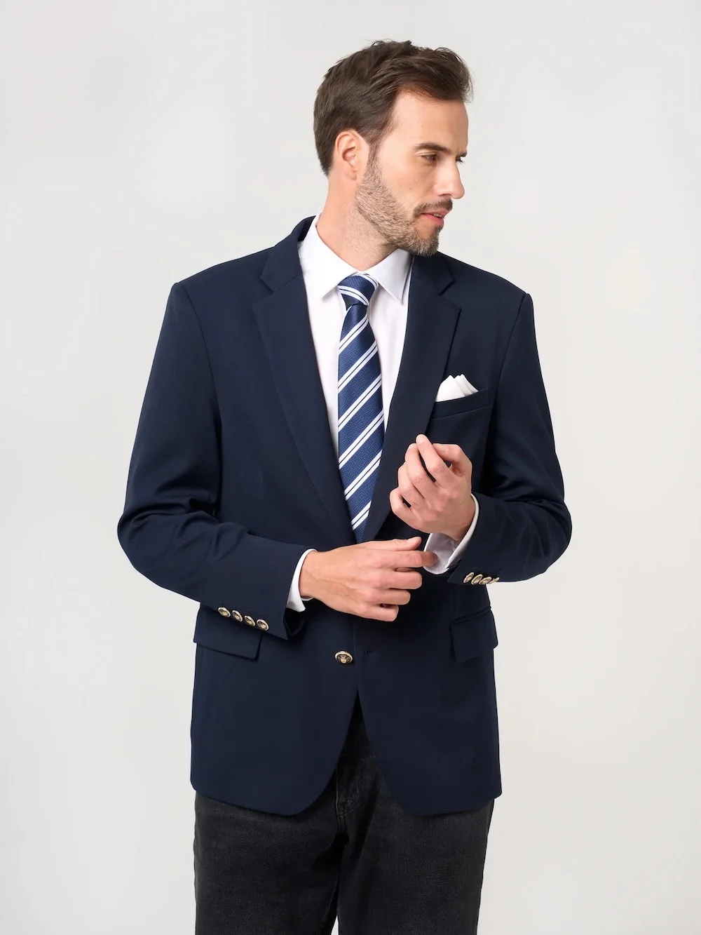 Granatowa klubowa marynarka z ozdobnymi guzikami